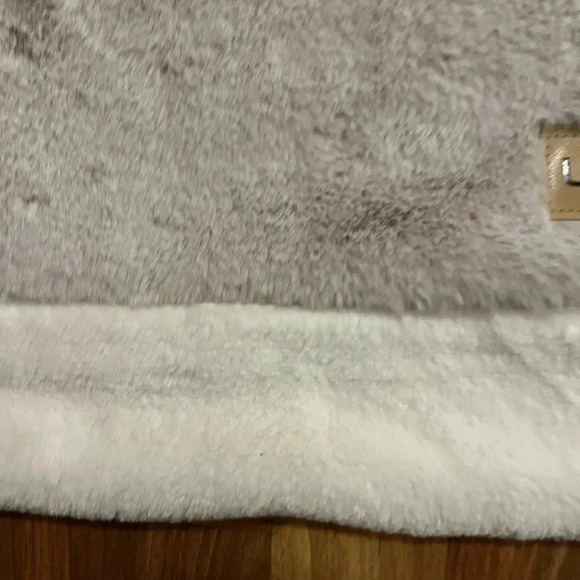 UGG faux fur wrap/ scarf new - Picture 5 of 5